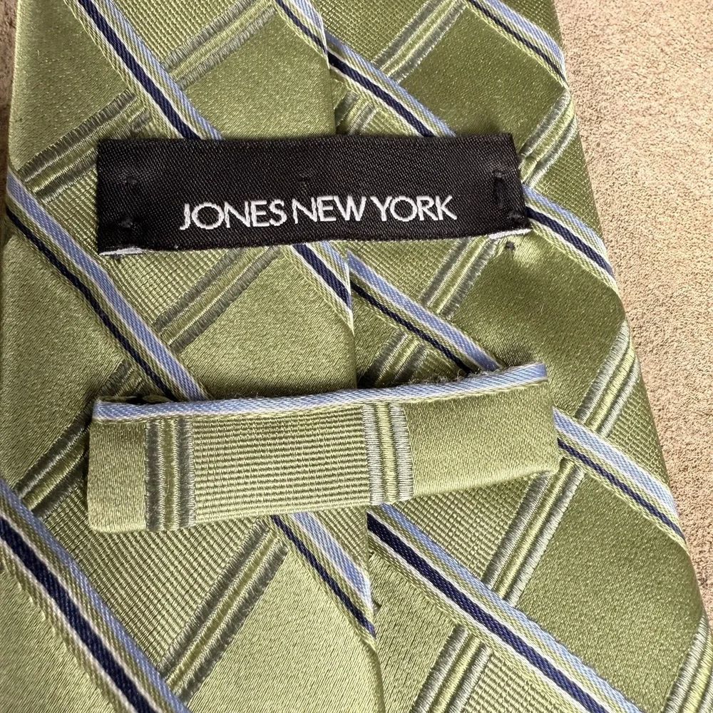 JONES NEW YORK MENS TIE GREEN WITH NAVY BLUE‎ AND BLUE STRIPES Excellent Design